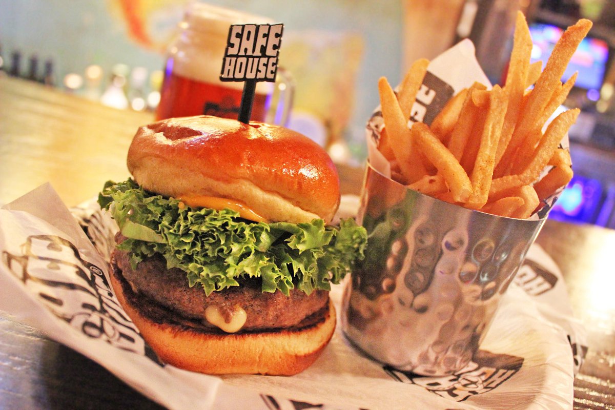 SafeHouse_CHI's tweet image. The Spy Burger is one of Control&apos;s many favorites: hand-pattied, smashed on a flat top, seasoned to perfection and served on a freshly baked brioche bun. 

Perfect for the end of the summer season... 🌤️🍔🕵️

#spybar #safehousechicago #safehousechi #chicagofoodie