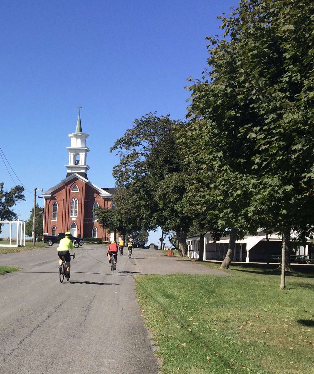 Daveleem's tweet photo. Beautiful day for a ride with the #SilverSpokes https://t.co/ige9NbQ6ij