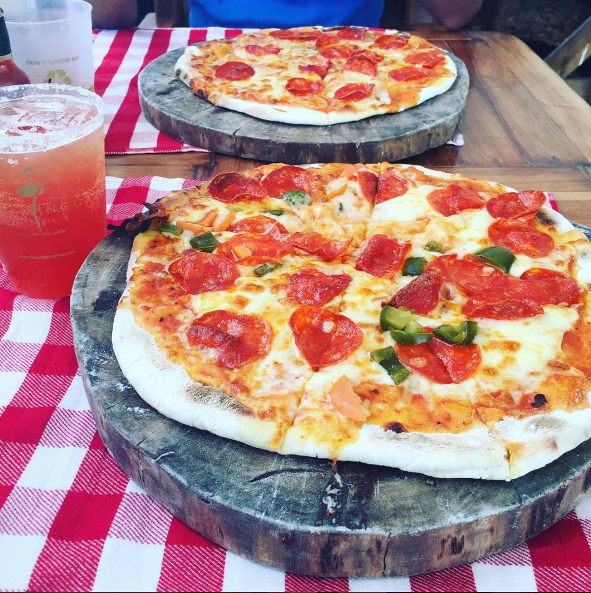 ¿Ya probaste las deliciosas #pizzas a la leña de nuestro restaurante Don Roberto?... Cuéntanos ¿cual es tu favorita y compártenos tu foto? #Comer #Vacaciones #FlamingoCancun