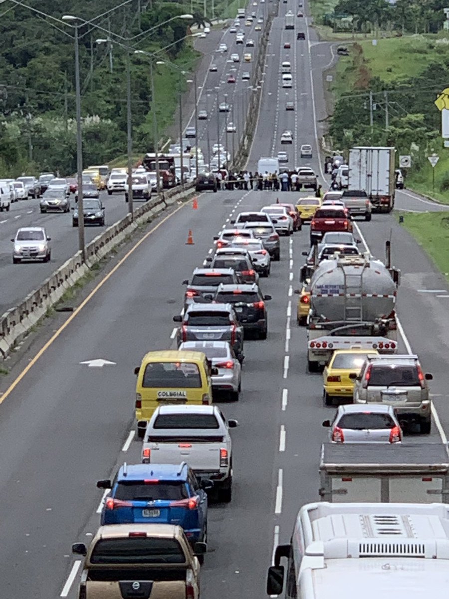 Así está la autopista a la altura de costa verde .... Colapsado incluso el tráfico por la interamericana <a href="/tvntrafico/">Trafico Urbano</a>