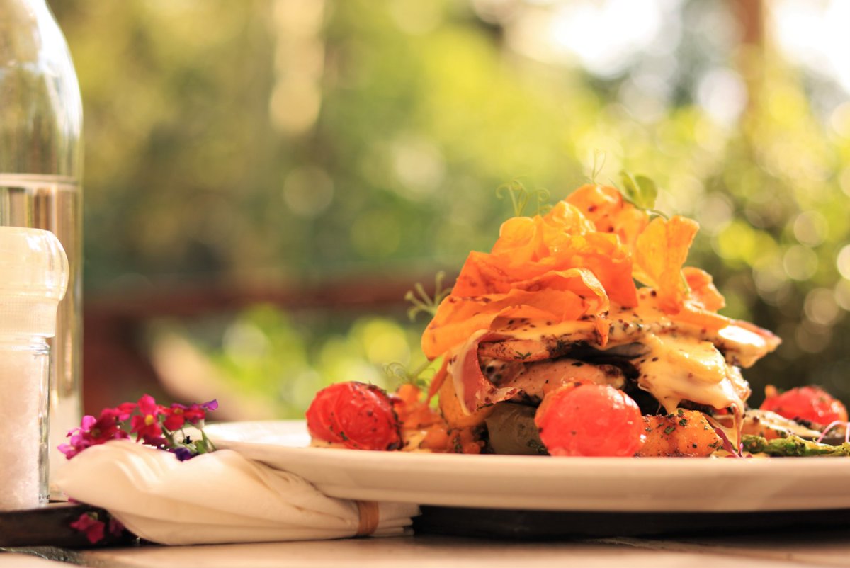 sgimba_nosam's tweet photo. @SagewoodCafe We then proceeded to have chicken prosciutto and brie topped with organic sweet potato crisps, honey and whole grain mustard sauce for our main. Absolutely beautiful presentation and amazing combination of flavors!

#sgimbanosamS2
#sgimbanosam https://t.co/KRNhaVa4q0