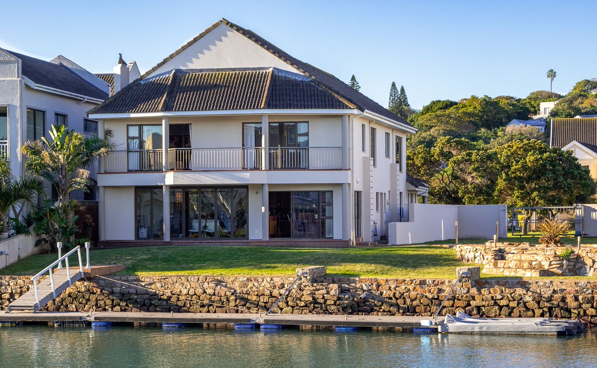 MFerreiraHar78's tweet image. Five Bedroom Home on The Royal Alfred Marina, Port Alfred  luxurypropertyselection.com/Property/37011 #luxurypropertyselection #harcourts #harcourtsportalfred #forsale #royalalfredmarina Call Mario Ferreira on 0828714441 to view what this luxury property has to offer.