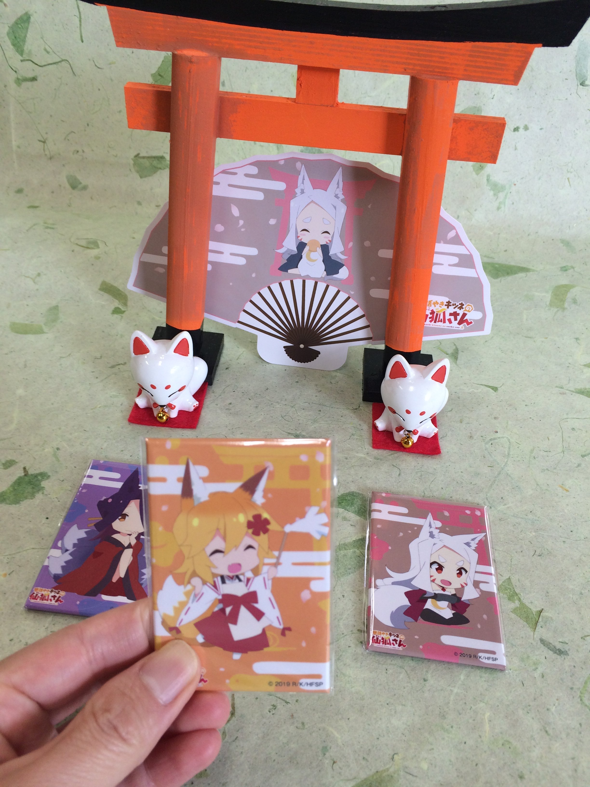 山口青旭堂 公式 京の絵はがき屋 マグネットもございます 冷蔵庫に貼れば 日常的に癒されます マグネットでカード を貼り付ければ カードは無傷 使い道はアナタ次第で無限大 世話やき狐の仙狐さん 仙狐さん ポストカード マグネット アレンジ