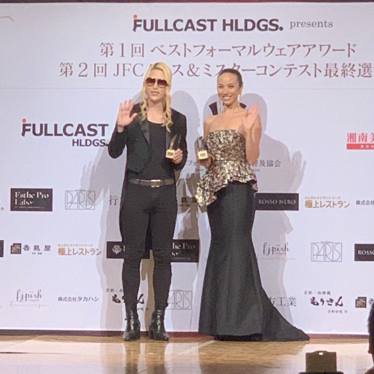 U Realm 福永圭祐 ケアカラー 昨夜はご招待頂き ベストフォーマルウェアアワード へ 普段格式のある会へ参加する機会が少ないですが 日本でもちゃんとした正装で出かける機会が出来れば良いなって 改めて服の持つ意味 与える格式等考えさせて