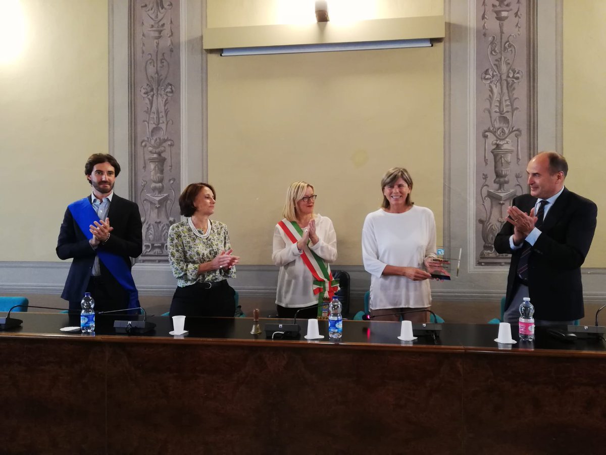 Festa grande questa mattina a <a href="/ComuneCorreggio/">Comune di Correggio</a> per la consegna da parte della <a href="/gazzettaReggioE/">Gazzetta di Reggio</a>  del premio Reggiana dell’anno a Milena Bertolini, allenatrice della Nazionale femminile di calcio, con <a href="/giorgio_zanni/">Giorgio Zanni</a> <a href="/Ileniamalavasi/">Ilenia Malavasi</a> e <a href="/StefanoScansani/">Stefano Scansani</a>