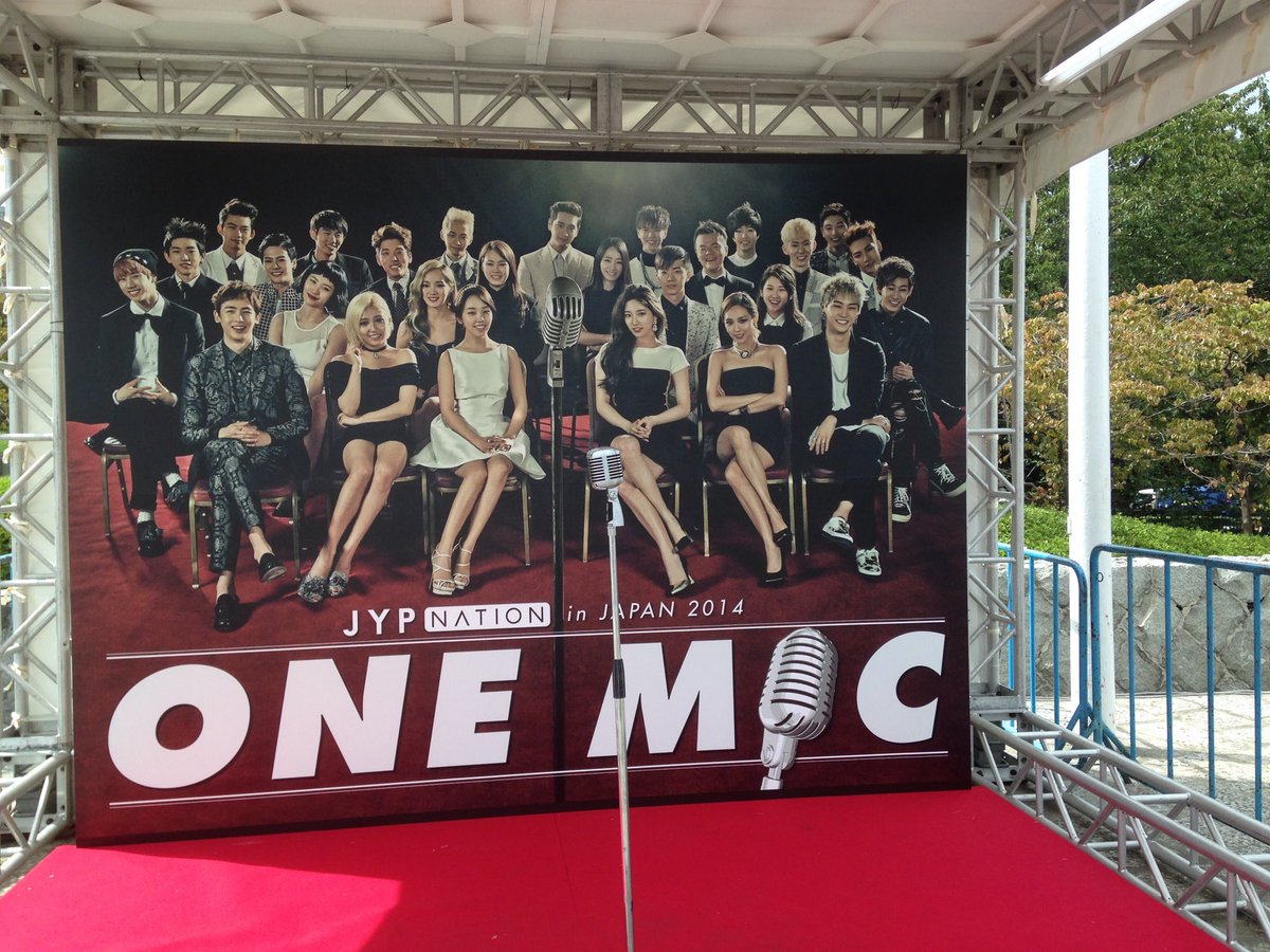 mickeykhun's tweet photo. Khunペン買うならやっぱり2014 ONE MIC DVD付きのこれです！ご本人が広報活動するだけあり、ニックンの髪型が神😍←髪型だけじゃないけど〜

#2PM #2PM_BEST https://t.co/nmVzUxDRRg
