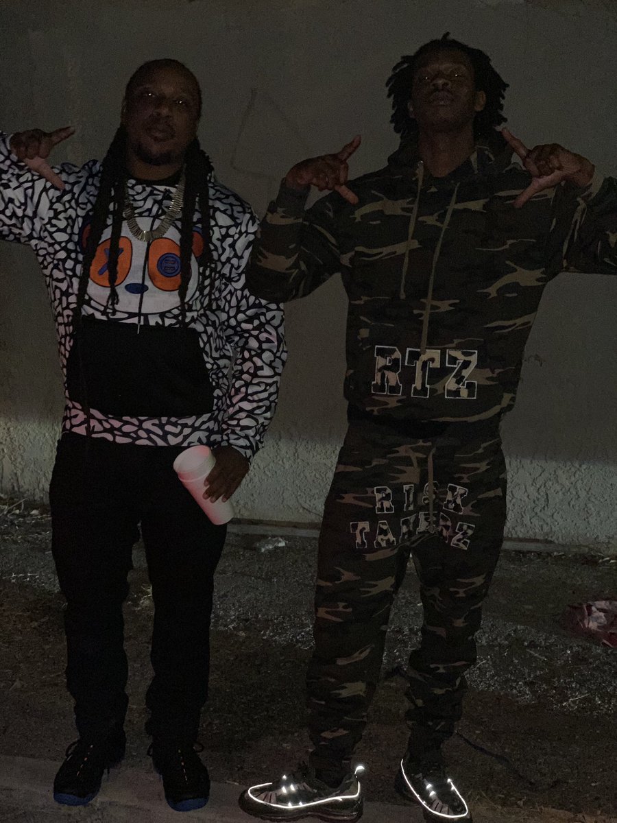 __immamess's tweet photo. SEE A OPP THEN ITS LUNCHTIME 🖕🏿🤟🏿 @TheMoneyBully #CripStreet #BritishKnightSquad #RiskTakerz https://t.co/0RNgerxxDD