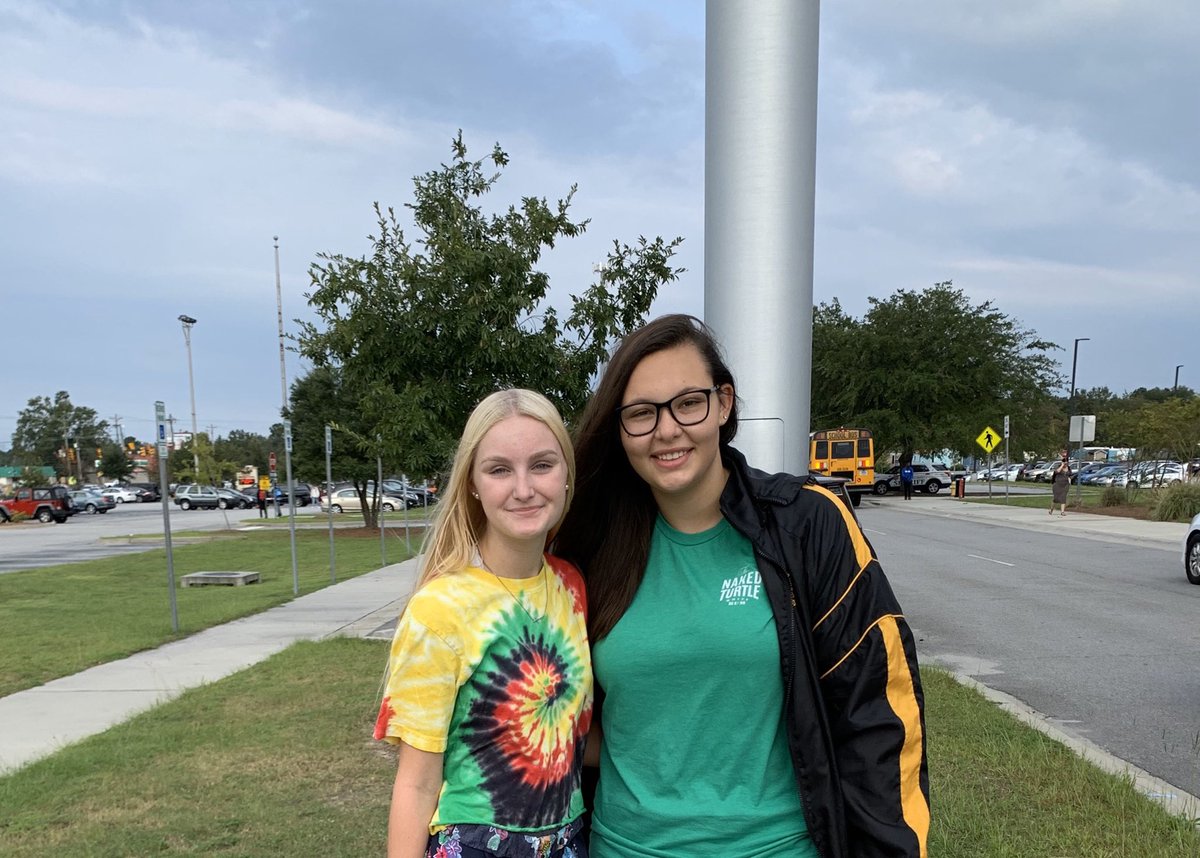 maysonpaigee_'s tweet photo. HOCO DAY 3 !! WACKY TACKY DAYYY 🤪🤩 voting link will he sent out today ! don’t forget to vote for me for 2019 hoco queen 😚👑 @GooseCreekHigh #gcHOCO19 #19queen https://t.co/88jNd59AIh