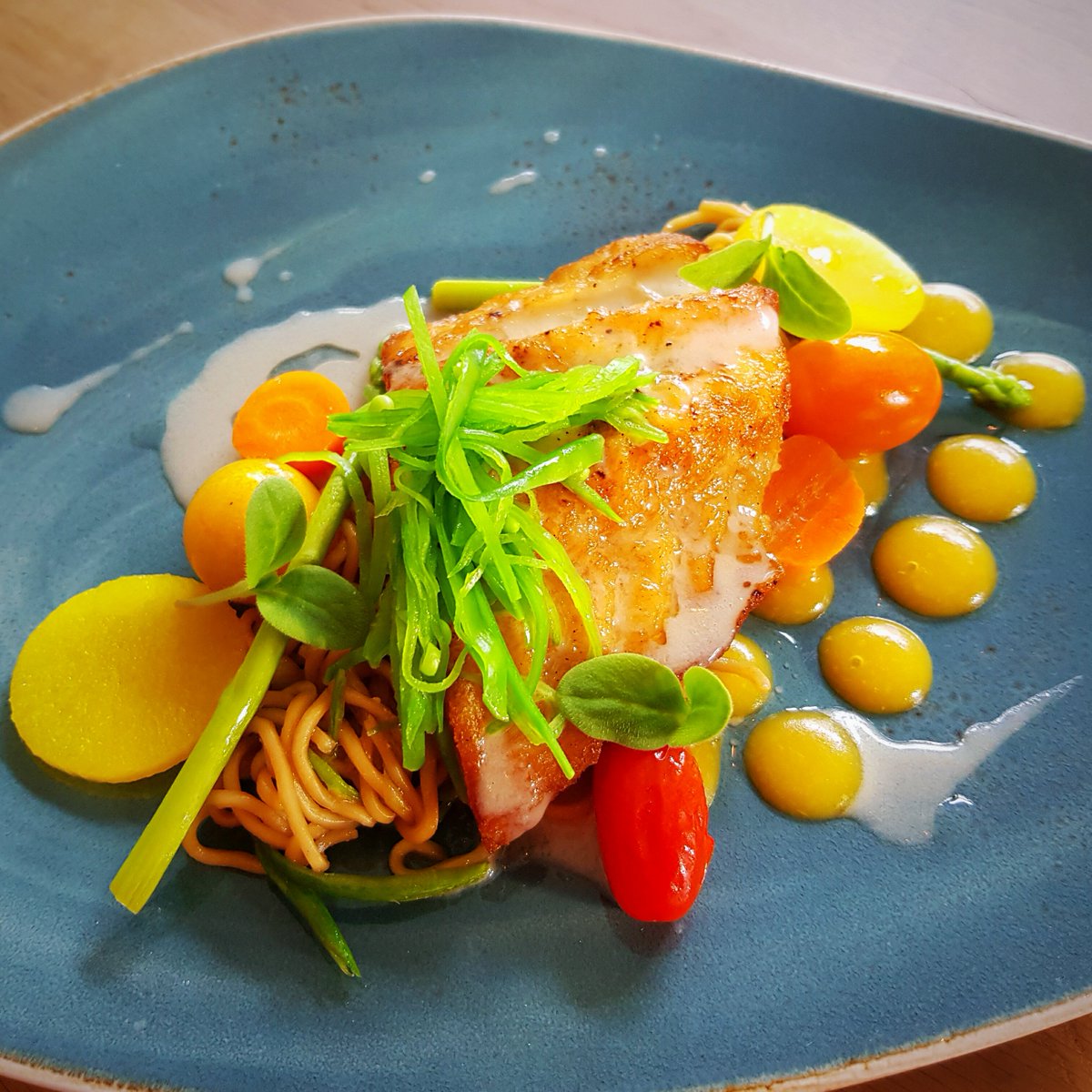DeHeerlijckheyt's tweet photo. Gebakken victoriabaarsfilet met noedels, saus van tom kha kai en julienne van peultjes:
het (vis) hoofdgerecht op ons 3-gangen maandmenu in september. Kijk hier voor het gehele menu: https://t.co/q3qnGtJuLq

Reserveren? Bel 055 521 3997 of mail aan info@heerlijckheyt.nl.

Welkom! https://t.co/ytMvM4o0IW