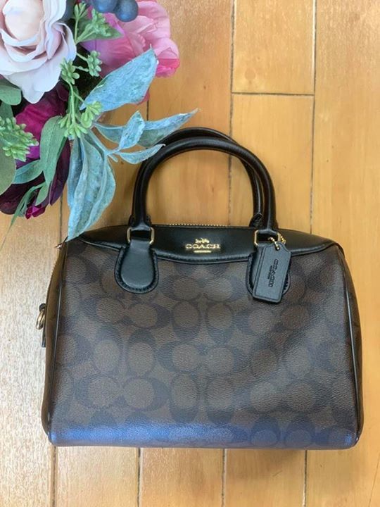 Strongsville_CM's tweet photo. Coach crossbody $58 https://t.co/vJPvRlh8B1