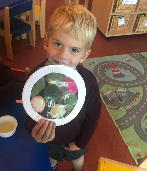 WickhamCourtSch's tweet photo. Make the most of the glorious sunshine and enjoying the outdoors to create sun catcher. #wcseyfs https://t.co/WcMam9QQ0r