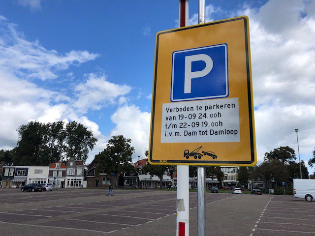 GemZaanstad's tweet photo. Zaanstad maakt zich klaar voor het Dam tot Damweekend. De gele borden met omleidingsroutes en parkeerverboden zijn al geplaatst. Het centrum van Zaandam is zaterdag en zondag moeilijk bereikbaar. Check hier of jouw straat is afgesloten komend weekend → https://t.co/gL4tWw6b3h https://t.co/wPbtCBz6JN