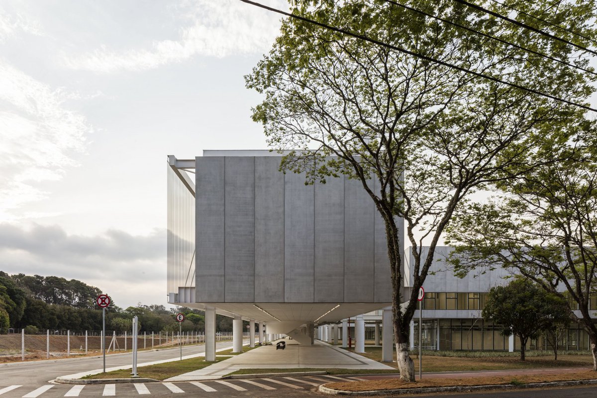 HDLatam's tweet photo. Nuestro revestimiento #Stripscreen aporta un aspecto único a la #fachada del edificio División Ciencias Fundamentales, en el Campus ITA #Brasil, además de colaborar con el ahorro energético
Obra de METRO Arquitetoshttps://www.hunterdouglas.cl/ap/linea/control-solar/stripscreen https://t.co/AMJQL7sKDX