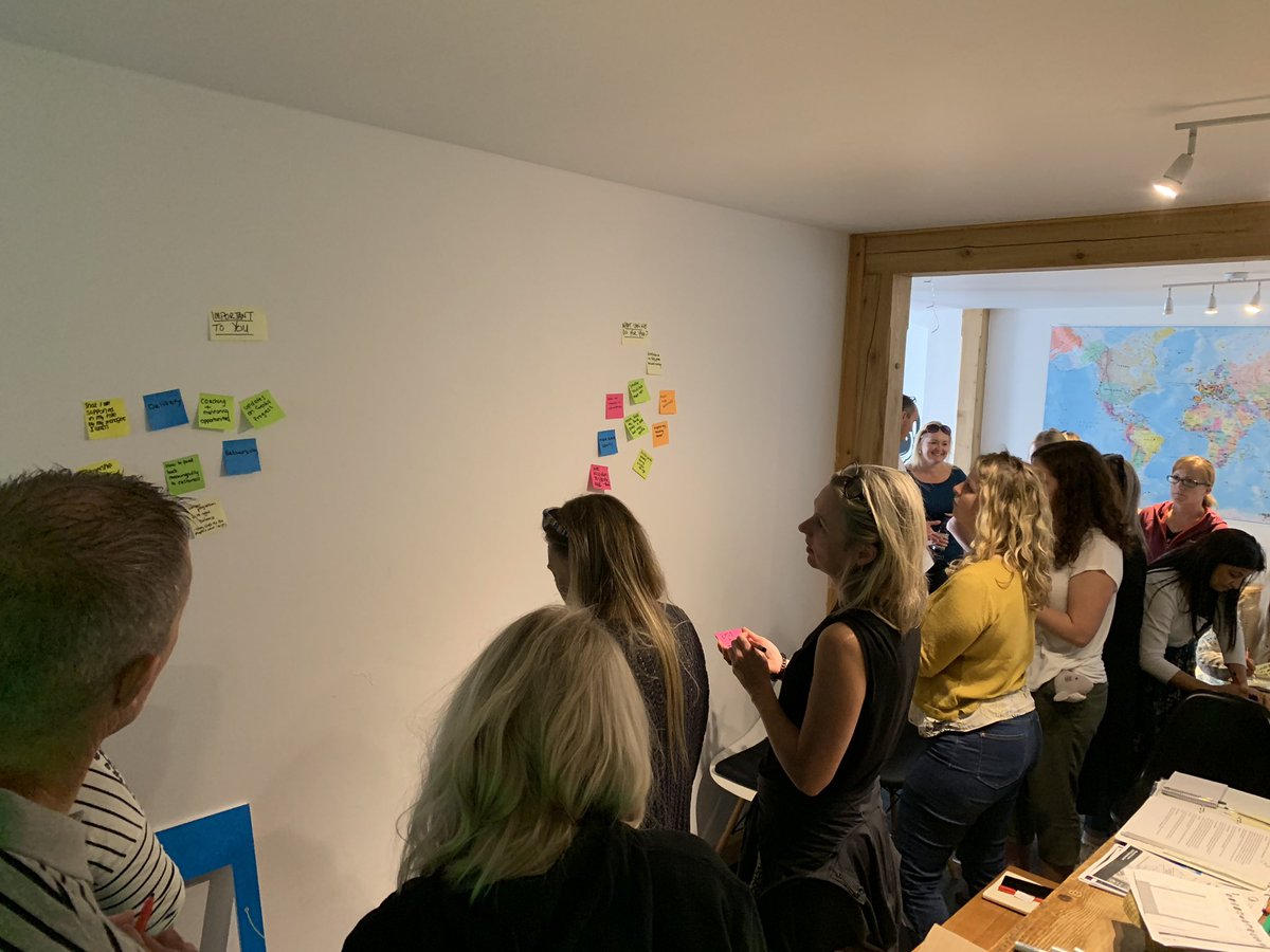 Our 1st session today is @JimEBallantyne <a href="/CIHFutures/">CIH Futures</a> who’s talked about who the #FuturesFam are &amp; what they can do to support your growth &amp; development ⬆️

The 2019 #CIHSWAspiringLeaders are now on their feet sharing what’s important to them &amp; what can  provide membership VFM 🤔