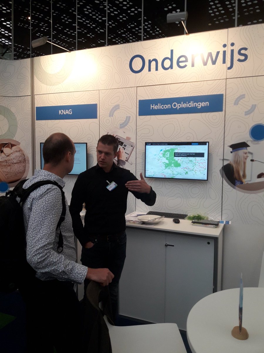 JoostKoks's tweet photo. Volop inspiratie op #esrigc. Werkveld koppelen aan onderwijs. En @HeliconMBOVelp is er bij. https://t.co/QfTQkOiuJF
