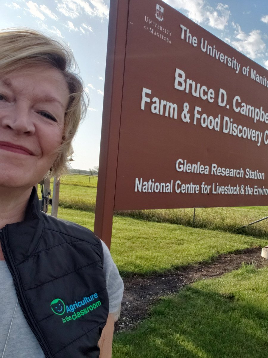 gaileckert's tweet photo. **OUT OF OFFICE **
@OakenwaldOwls I'm ready for you! Proud to #volunteer and host some pretty cool kids!
#AAAWinnipeg #AmazingAg #AgEducation #hugafarmer @UMDiscoveryCtre #food @aitcmb #agriculture https://t.co/t2A6W8588o