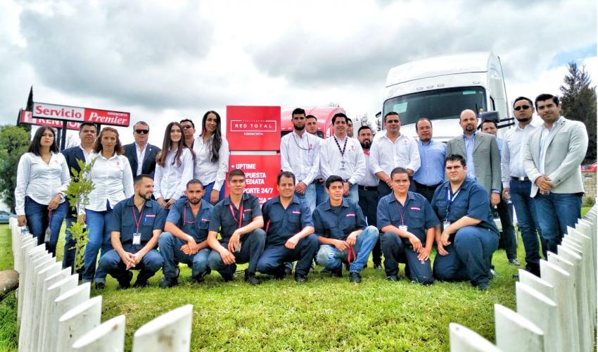 GrupoT21's tweet photo. 🚚 #Terrestre: Kenworth Jalisco certifica su segundo taller en Red Total https://t.co/YiMANvfQ6r
Por #RedacciónT21 #GrupoT21 #EduardoDávila #KenworthJalisco #KenworthMexicana #RedTotal #HéctorFloresIbarra #RicardoRizo #KenworthAnáhuacAlejandroArmenta https://t.co/edOkEwpJZP