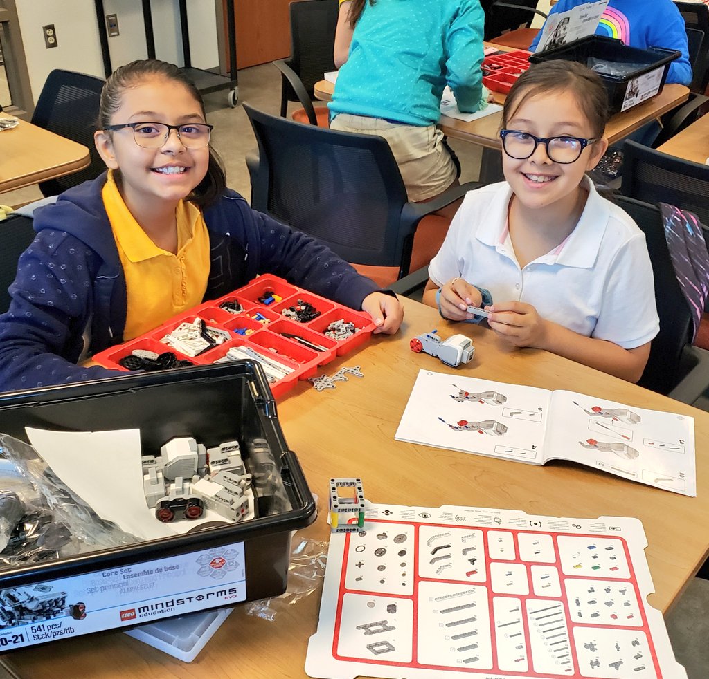 De_White_LaNube's tweet photo. Collaborating to build our robots during super school! #TeamSISD #BeExtraordinary #ItsOurWorld #PBL https://t.co/UctwaXxboz