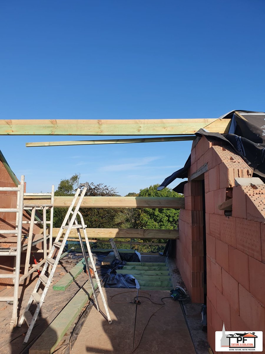 pftoiture's tweet image. #Chantier extérieur chez @pftoiture, installation de #poutrelles sur #pignons en vue d’y déposer la future #charpente 
#Création d’un #gite à l’#intérieur pour un futur #plancher 
Beau temps de #CourtStEtienne #belgique🇧🇪 - Entreprise située à #wavre
🌐 pftoiture.be
