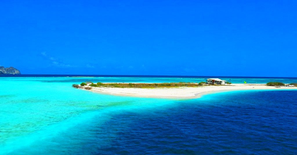 eldiario's tweet photo. Entre las playas 🏝️ más famosas del país también se encuentran las que están ubicadas en la conocida Isla de Margarita ☀️, el archipiélago Los Roques y el Parque Nacional Morrocoy 🌅

📸: Los Roques. https://t.co/W9hD50eyl4