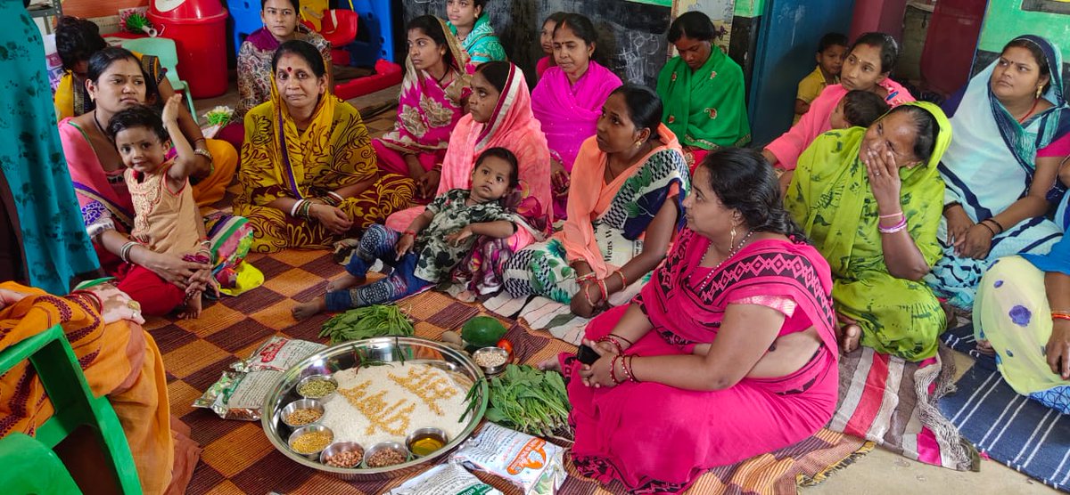 WMahasamund's tweet photo. #PoshanMaah2019 अंतर्गत @MahasamundDist में गर्भवती एवम शिशुवती महिलाओं की सह�� देखभाल तथा ऊपरी आहार लिए सास को सम्मिलित कर सास बहू सम्मेलन का आयोजन किया गया। @wcdposhancg @Rachana53538370 @DAtefhali @MinistryWCD @WCDCgGov @UNICEFIndia @BMGFIndia @abhisheksinghDP @mishrapreetu https://t.co/01AaQXrbgv