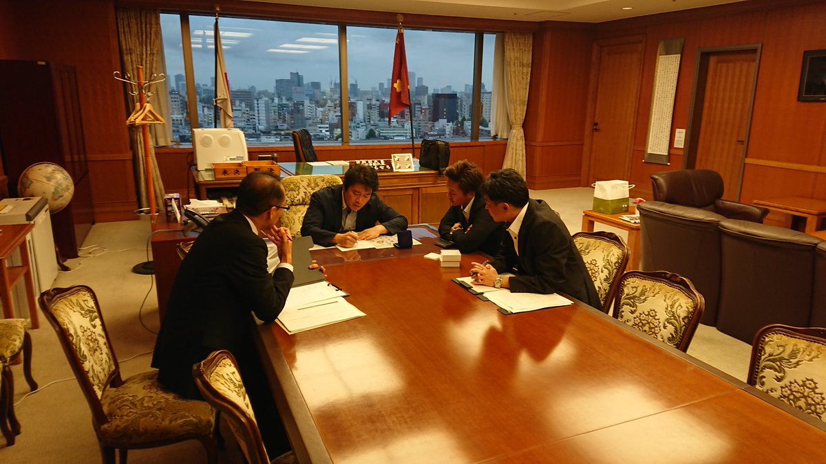 【防衛副大臣】 チャレンジ 本日、防衛省の各担当者達が、副大臣室に来室。副大臣用のチャレンジ