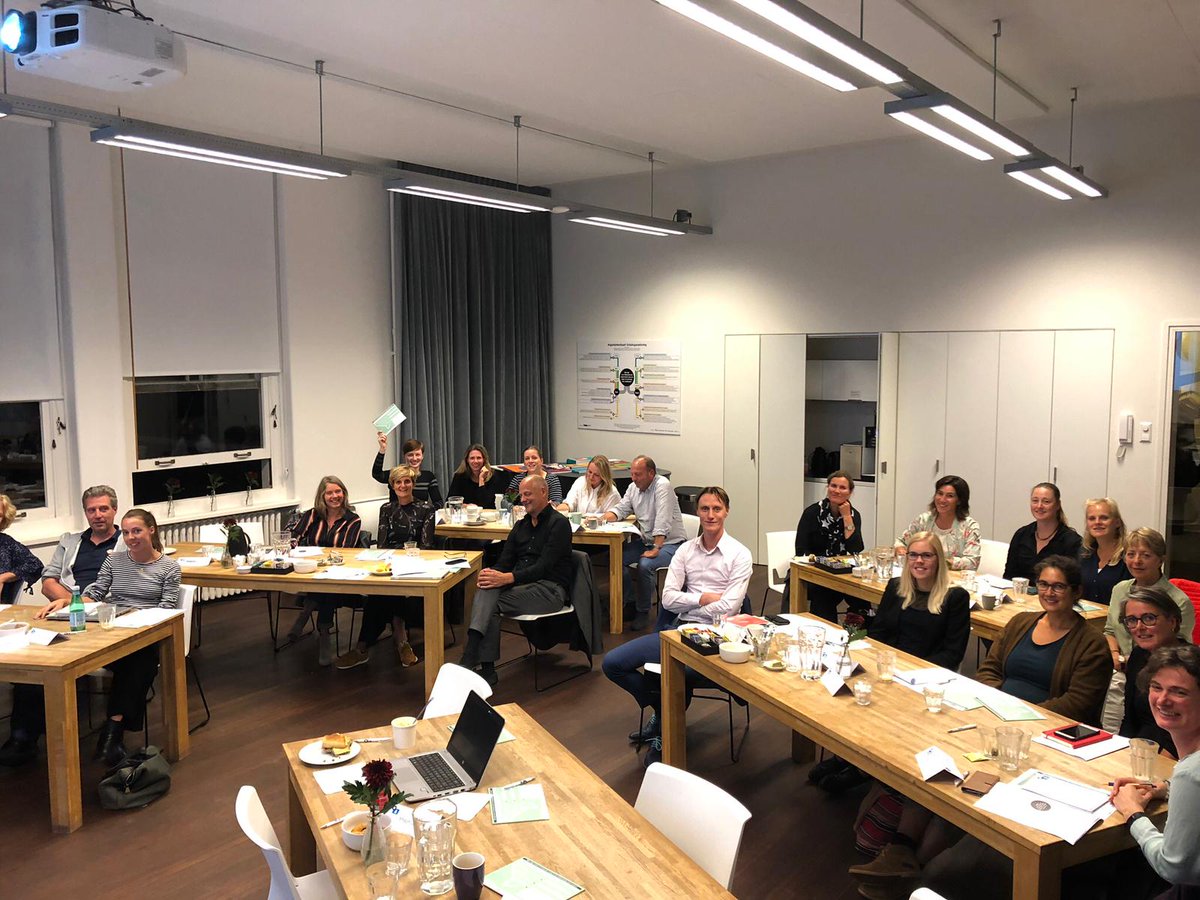 Gisteravond dachten ruim 20 paramedische zorgverleners, #huidtherapeuten, #oefentherapeuten, #logopedisten, #ergotherapeuten en #diëtisten na over het verminderen van onnodige administratieve taken van #paramedici.Resultaat? Een agenda met 10 knelpunten. bit.ly/2ml8sPb