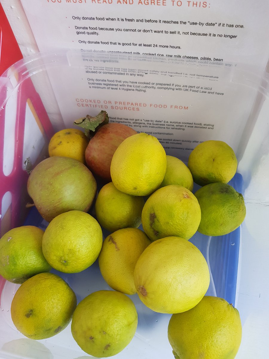 Thanks <a href="/LidlGB/">@LidlGB</a> and <a href="/MarinaTesco/">Tesco Swansea Marina</a> for the contribution of flowers and bread and fresh fruit and veg. If you want to get in on the action and help #reducefoodwaste please come and pay us a visit.
#Swansea #CommunityFridge 
#Abertawe #OergellGymunedol