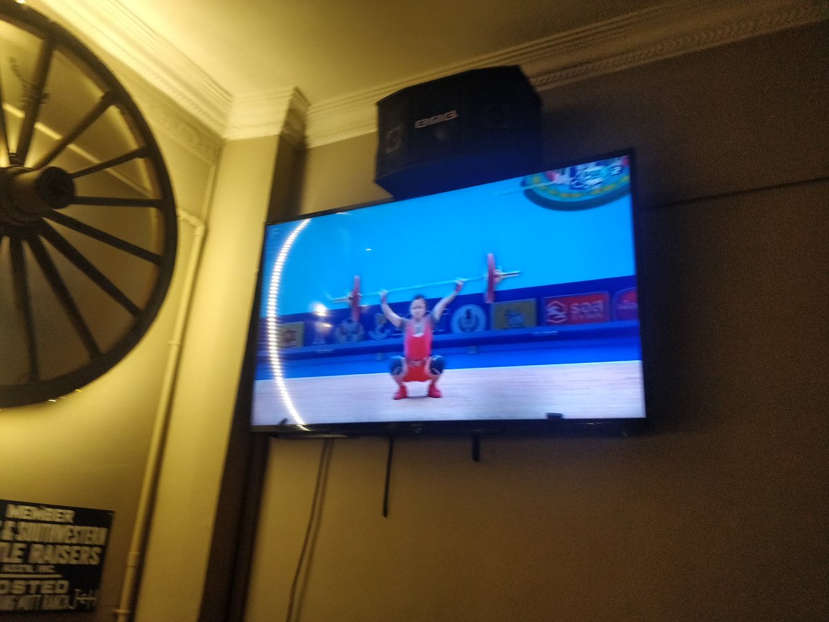 Khong My Phuong. I'm a fan now. Somehow women's world weightlifting Championships on at the bar. Super competitor but clearly loves her sport as well. 3rd in snatch. Co len in clean and jerk!