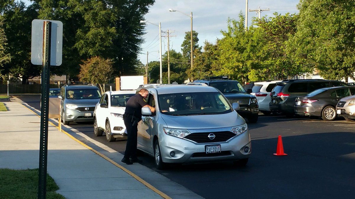 tussingtigers's tweet photo. Officer Duncan is promoting #CarSafetyWeek with our parents @CHPolice #gocolonials https://t.co/Dot5kMkSES