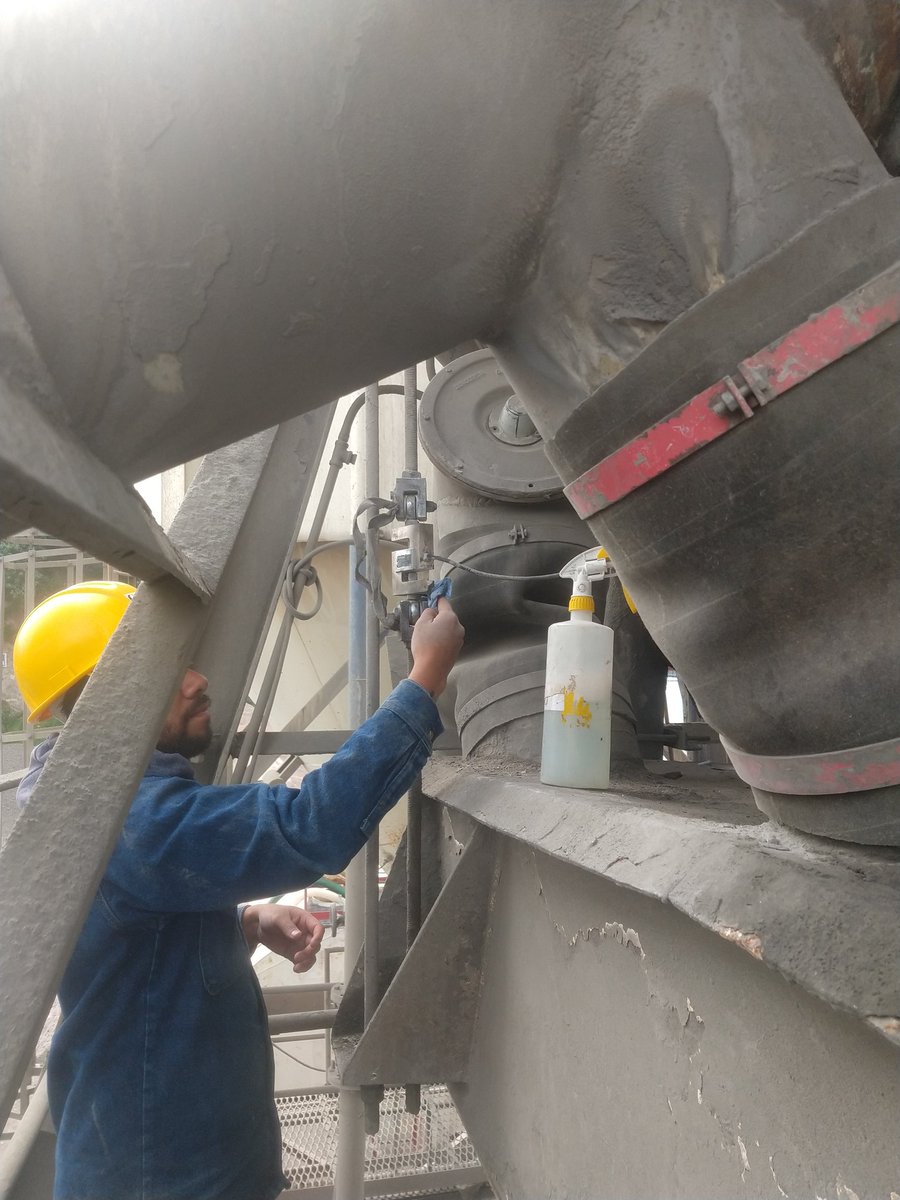 ISPCac's tweet image. El mantenimiento a su planta de concreto es indispensable para mantener su rendimiento y una dosificación correcta de los materiales además de extender la vida útil de sus componentes. Nuestros clientes son empresas comprometidas a entregar concreto de calidad a sus clientes.