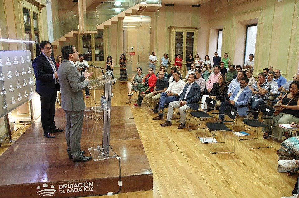 23 ayuntamientos pacenses colaboran con la Junta y la Diputación para incrementar la cobertura residencial para personas dependientes en sus  municipios. Se  impulsa el  Plan de Infraestructuras donde cada una de las partes aporta el 33% de la inversión. bit.ly/2knYiwJ