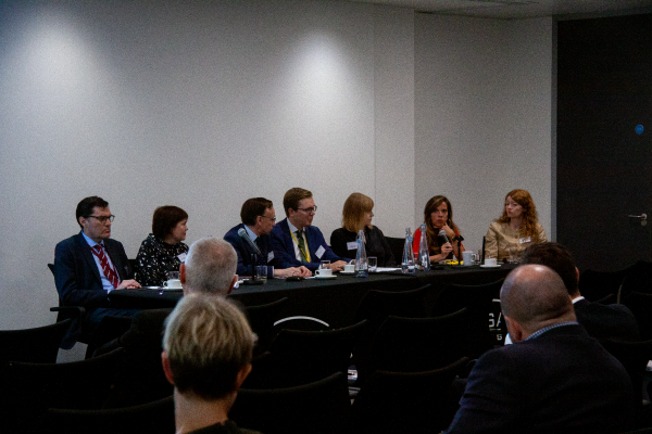 DACBeachcroft's tweet photo. Today’s #Brexit seminar highlighted the disruption facing insurance across Europe and the varied regulatory responses. Thank you to our panel! See our dedicated #InformedInsurance microsite here: https://t.co/RArqsf50oI https://t.co/1fEDbIiE2N