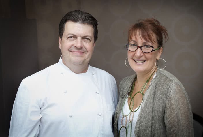 PBouillot's tweet photo. Le chef étoilé Stéphane #Derbord à #Dijon raccroche son tablier. Tomofumi Uchimura, un ancien de chez #Lameloise , lui succédera en décembre aux fourneaux du beau restaurant de la place Wilson. #gastronomie https://t.co/KYCw4fFVzK