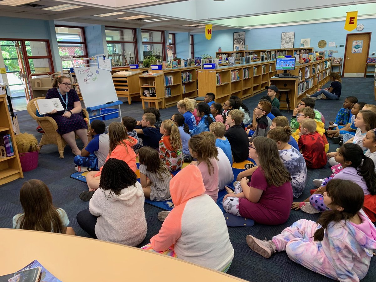 CESLibraryLions's tweet image. Welcome Mrs. Honor, our library itinerant! No “lion” we’re glad you’re here! #poweroftheproud #readandroar #ccpslibraries #oneccps
