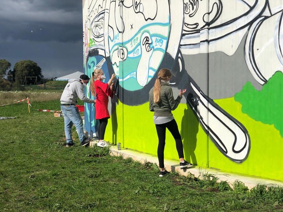 Vandaag is er op de rioolwaterzuivering in Hengelo een graffitiproject gestart. Met het kunstwerk laten de graffiti-artiesten zien hoe een drol uiteindelijk leidt tot elektriciteit in je huis. vechtstromen.nl/actueel/nieuws…