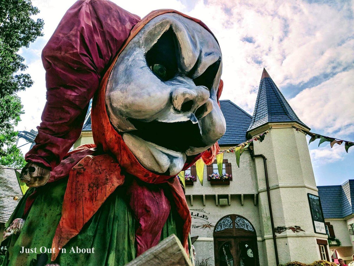 JustOut_nAbout's tweet photo. Fool's Court @buschgardensva Howl O Scream is a great Terror-tory!! Be sure visit while you are there. 👻🕷️🕸️🎃 #bgwhos #bgwhowloscream #darksideofthegardens #ladyofthegardens #buschgardensva #buschgardenswilliamsburg  #justoutnabout #jackisback #foolscourt #axealley #ripperrow https://t.co/xI83mIRnYH