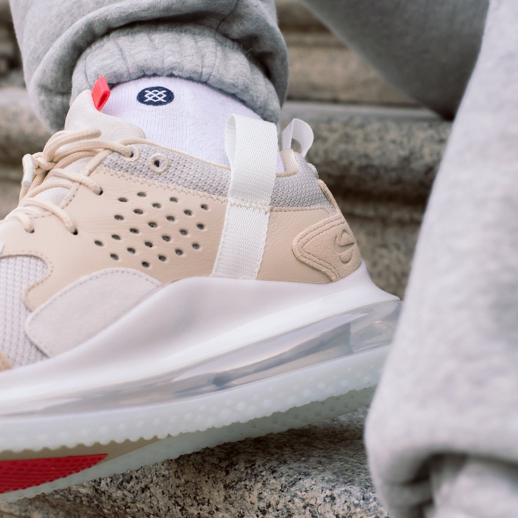 Uživatel FOOTDISTRICT na Twitteru: Air Max 720 x @OBJ on feet! This Desert Ore / Light Bone Summit White colorway is the perfect toned-down look for autumn that you can