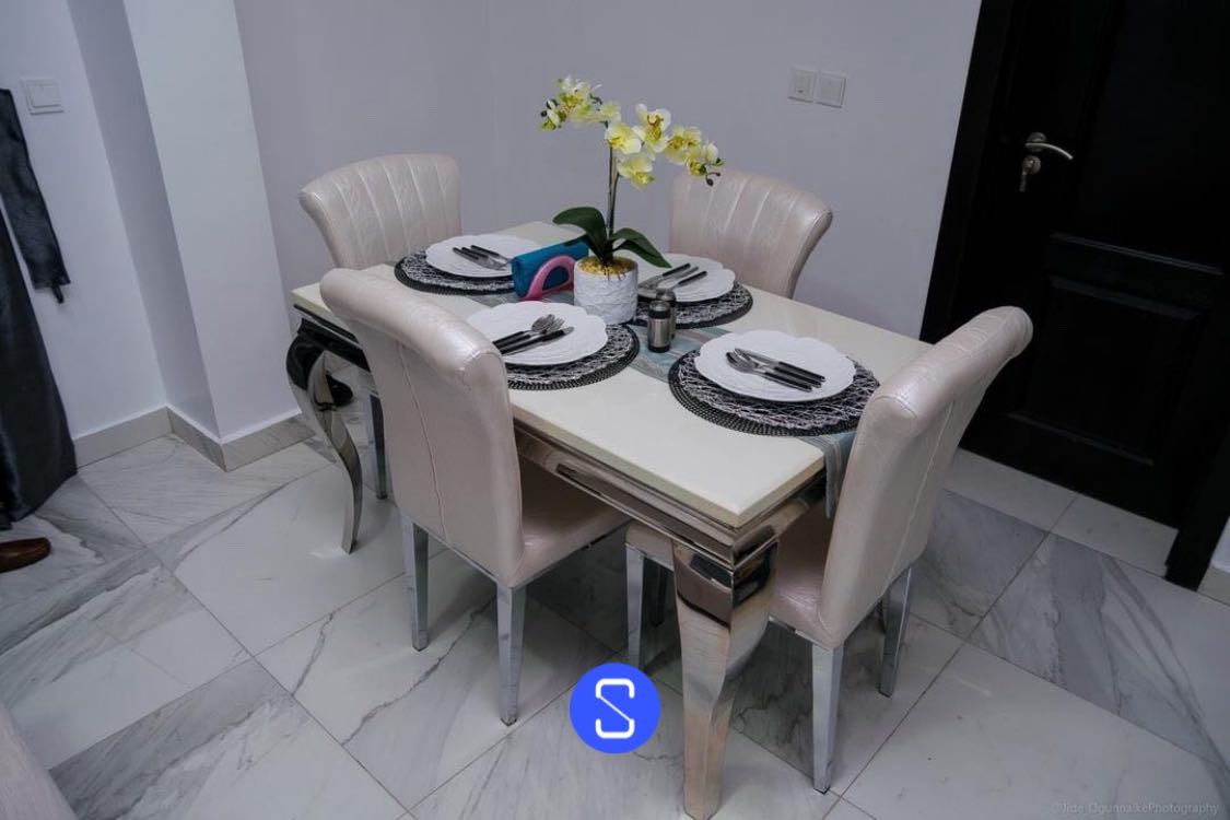 spleetafrica's tweet photo. Spend a night or more at this beautiful cozy one-bedroom daily apartment embodying class, comfort & style.
It’s located in a secure, serene & neighbour friendly environment.
24 hrs power guaranteed with cleaning and free wi-fi
#Spleet #Shortlet #Dailyspaces #Coliving #Cosharing https://t.co/6ZAQEwV43V