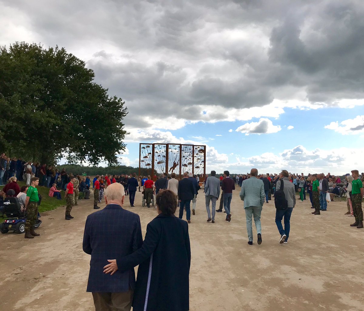 VerhoeffJet's tweet photo. ‘Opdat wij nooit vergeten’, waardevol dat vanmiddag om 15.10 u precies 75 jaar nadat in 1944 de eerste para’s landden op de Ginkelse hei het #landmark ‘Vensters op het verleden’ van ontwerper Karin Colen werd onthuld door oa veteraan #JohnJeffries. Fractie @gb_ede was erbij. https://t.co/fF0zf8MeWu