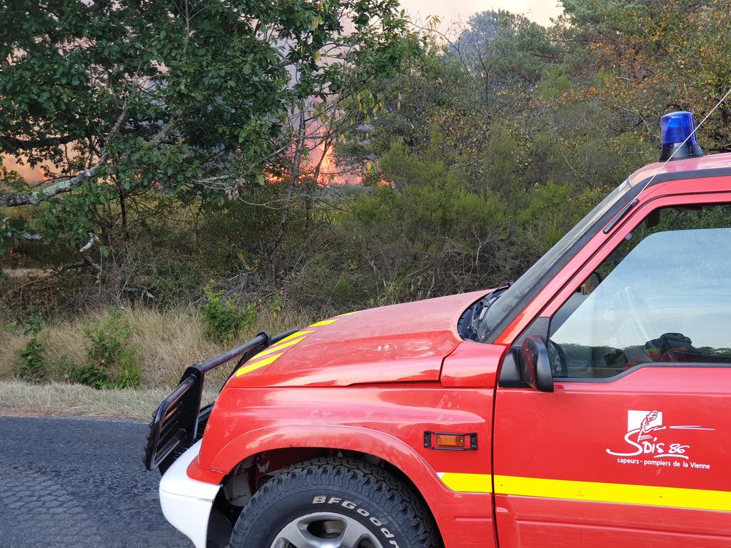 sdis86's tweet photo. Les sapeurs-#pompiers de la #Vienne86 luttent contre un important feu de forêt sur la commune de #Journet au Nord-Est de #Montmorillon. La sécheresse et le vent ne facilitent pas leur action. Restez prudents, laissez libre les accès aux secours. https://t.co/gEwNWpG9Q5