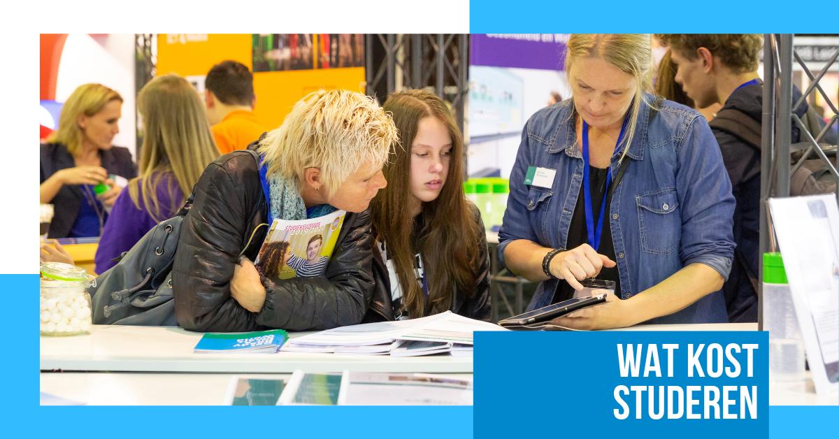 Best een mooi rond bedrag: een vierjarige studie aan een hbo of universiteit kost gemiddeld ongeveer 50.000 euro, dus 12.000 euro per jaar. Maar hoe kom je als student aan 1000 euro per maand? Welk bedrag is verstandig om te lenen? 
Lees het artikel op:
onderwijsbeurszuid.nl/nl/lichtelijk-…