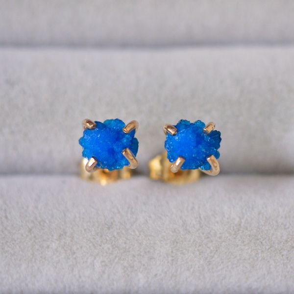 ジリミリ アクセサリーショップ 9月19日の誕生日石 ラピス ラズリ 宝石言葉は頭脳集団 和名 瑠璃 瑠璃色なんて使われ方もするラピスラズリ 濃い青をベースに 金 白 金色が散りばめられた良く晴れた夜空の様な石です 今日が誕生日の人は時には甘えて