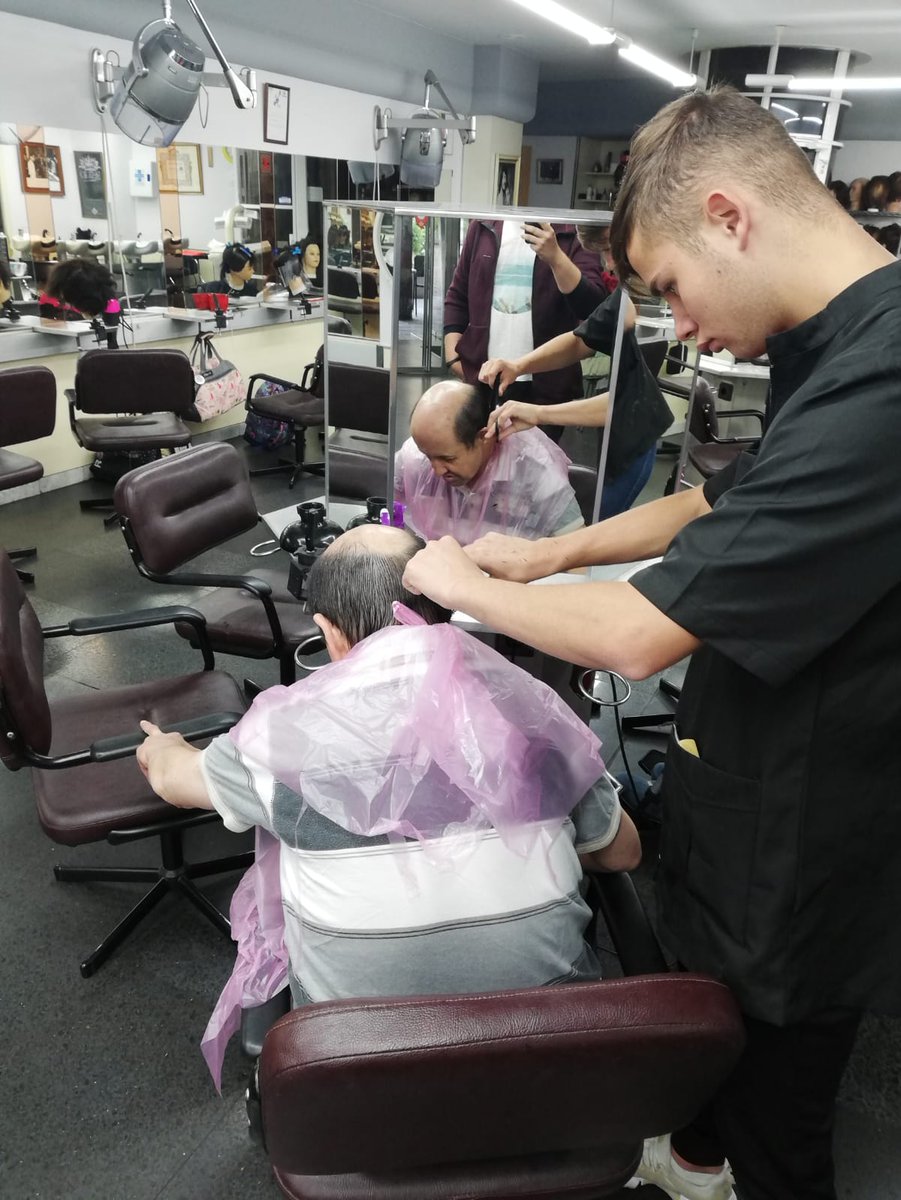 Aspaceleon's tweet photo. Así de bien nos cuidan en la Peluquería Vallina ✂😀 y como siempre salimos guapísimos 😎
#peluqueria
#aspaceleon
#discapacidad
#paralisiscerebral https://t.co/CMXaac40FV