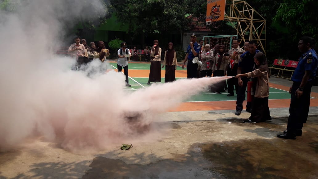 BPBDJakarta's tweet photo. Hallo sahabat #Disasterizen, Rabu (18/09/19) kami melaksanakan kegiatan Sekolah/Madrasah Aman Bencana (SMAB) yg dilakukan di SMAN 30, SMKN 17, MIN 14, SMAN 59 Jakarta. Yuk simak keseruannya #KegiatanBPBDJKT #SMAB https://t.co/KNahwqBOcF