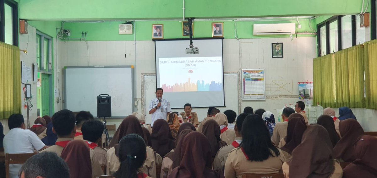 BPBDJakarta's tweet photo. Hallo sahabat #Disasterizen, Rabu (18/09/19) kami melaksanakan kegiatan Sekolah/Madrasah Aman Bencana (SMAB) yg dilakukan di SMAN 30, SMKN 17, MIN 14, SMAN 59 Jakarta. Yuk simak keseruannya #KegiatanBPBDJKT #SMAB https://t.co/KNahwqBOcF