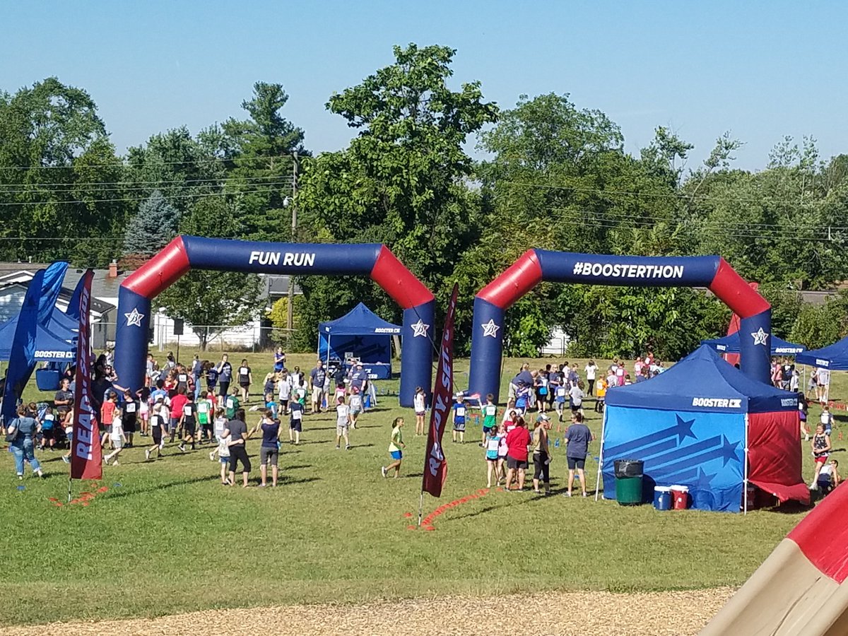 PARKWDprincipal's tweet photo. Parkwood's PTO Boosterthon Fun Run! https://t.co/Tj27mLTL7W