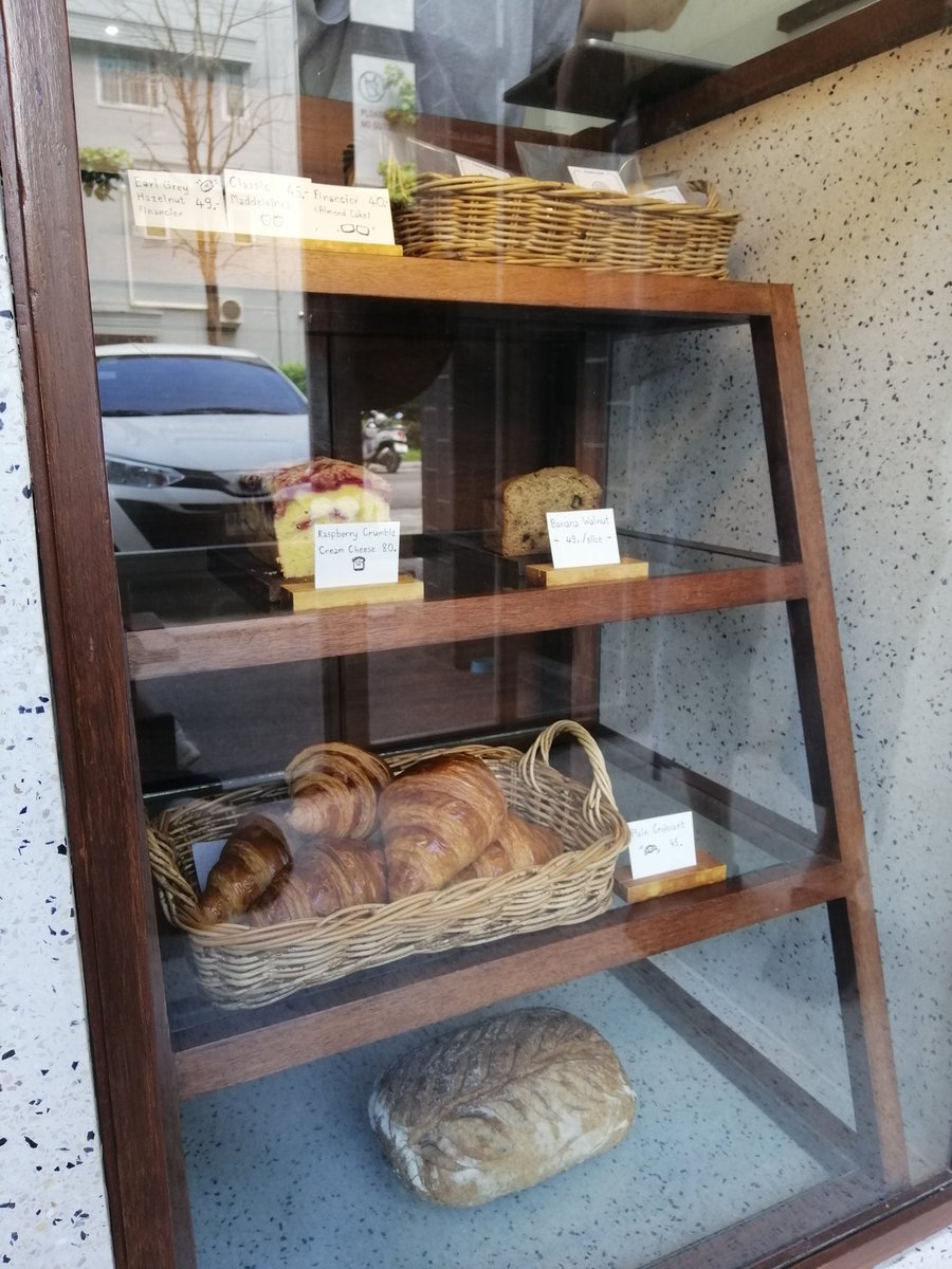 malimali's tweet photo. flour flour loaf เชียงใหม่ ขนมปังดีงาม ร้านน่ารัก มีแมวเจ้าที่สีส้มหนึ่งตัว #whereinth #reviewchiangmai #reviewthailand https://t.co/Qj5F5JO0f4