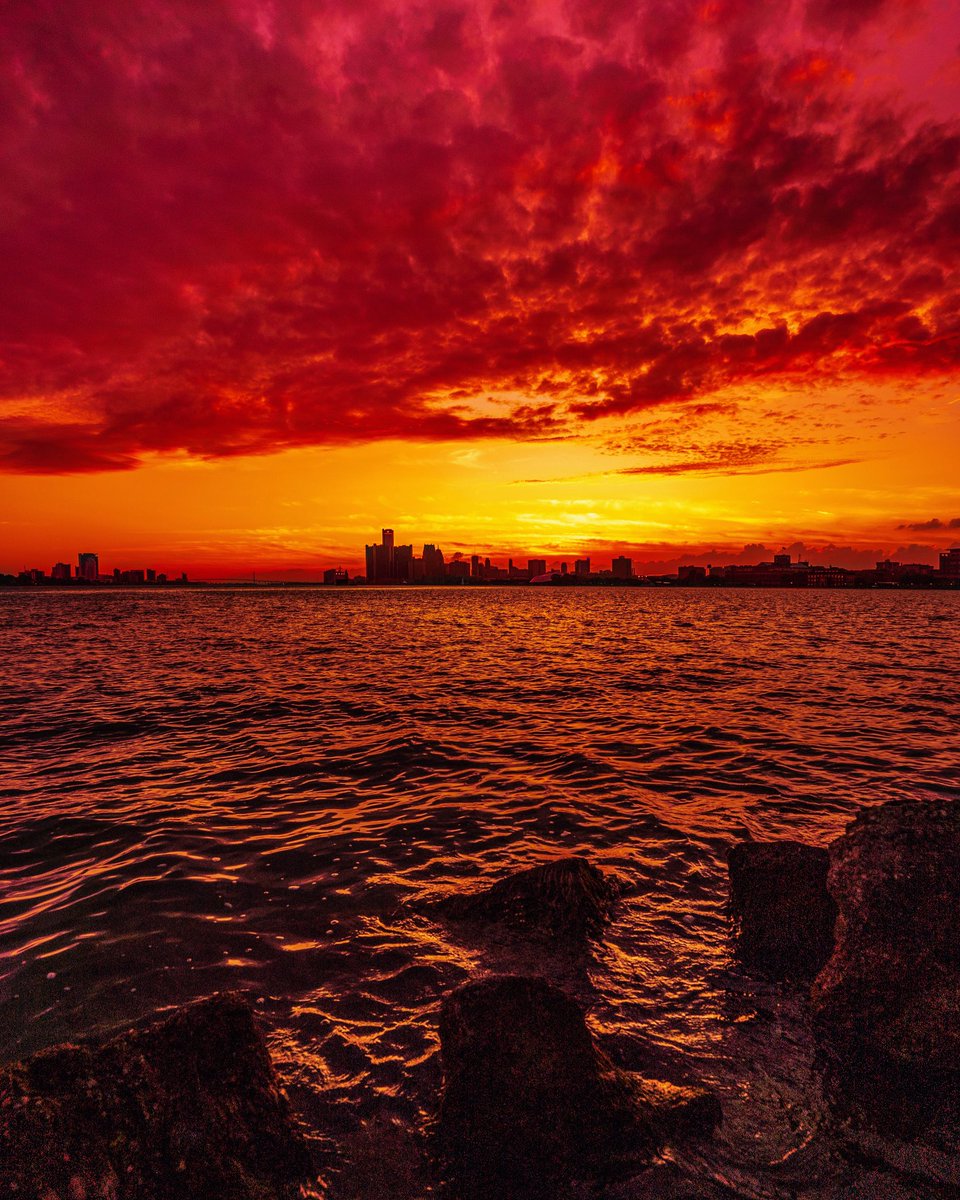 jonburkey's tweet photo. #Detroit #Michigan caught fire 🔥 @PureMichigan #puremichigan #sunset https://t.co/8h35ThPKsz