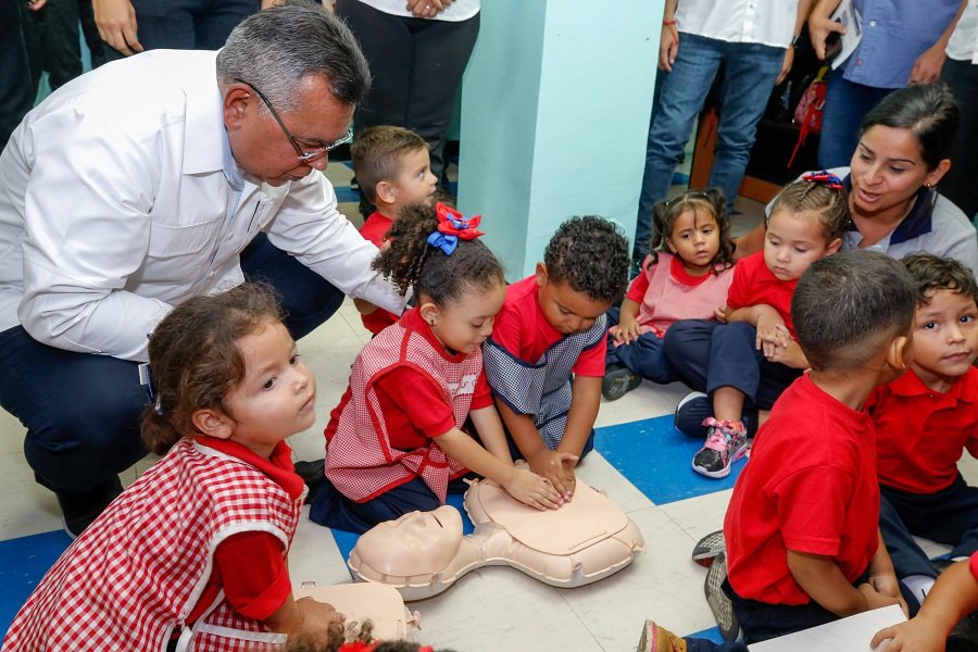 #InassInforma 
El ministro del Poder Popular para Relaciones Interiores, Justicia y Paz, <a href="/NestorReverol/">Néstor Luis Reverol</a>, entregó 228 kits de útiles escolares para las niñas y niños  del Centro de Educación Inicial Generalísimo.
#VenezuelaTrabajoProductivo
<a href="/gladysrequena/">Gladys Requena</a> <a href="/NicolasMaduro/">Nicolás Maduro</a>